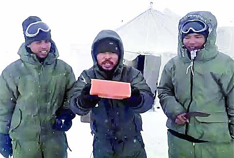 உலகின் உயரமான சியாச்சின் சிகரத்தில் கடும் பனியில் உணவுப் பொருட்கள் உறைந்தன: சுத்தியலால் முட்டையை உடைக்கும் ராணுவத்தினர் - வைரலாகும் நெகிழ்ச்சி வீடியோ