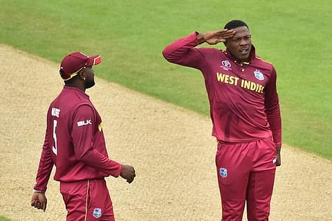 ஷெல்டன் காட்ரெல் ‘சல்யூட்’ அடித்தால் ஏற்றுக் கொள்ளுங்கள்: எரிச்சலுற்ற இங்கி. பயிற்சியாளருக்கு ஹோல்டர் பதில்