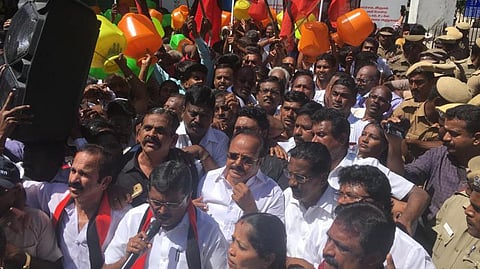 குடிநீர் தட்டுப்பாடு; திமுக எம்எல்ஏ தலைமையில் பெண்கள் காலி குடங்களுடன் கோவை மாநகராட்சியை முற்றுகையிட்டுப் போராட்டம்: ஆயிரக்கணக்கானோர் கைது