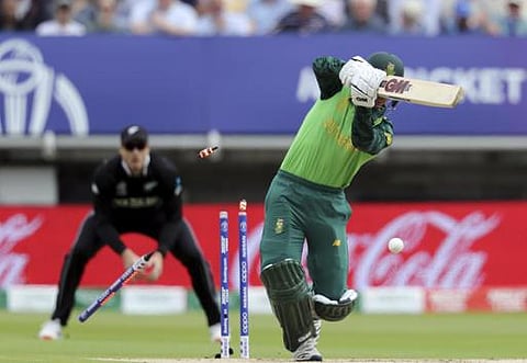 குவிண்டன் டி காக்-ஐ ‘ஒர்க் அவுட்’ செய்து ஸ்டம்பைப் பறக்கவிட்ட ட்ரெண்ட் போல்ட்