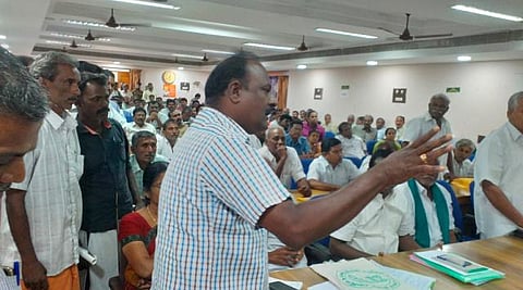 தேவாரம் பகுதியில் அட்டகாசம் செய்யும் ஒற்றை யானையைக் கட்டுப்படுத்த வனத்துறை நடவடிக்கை எடுக்கவில்லை: குறைதீர் கூட்டத்தில் விவசாயிகள் ஆவேசம்