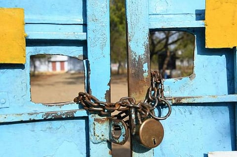 மயக்கத்திலிருந்த நோயாளியை அப்படியே அறையில் விட்டுவிட்டு ஆஸ்பத்திரியை பூட்டிவிட்டுச் சென்ற மருத்துவர், ஊழியர்கள்