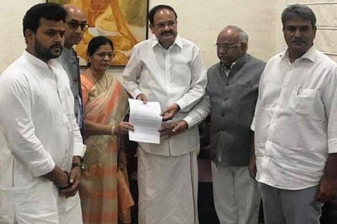 4 எம்பி.க்கள் பாஜகவில் இணைந்தது செல்லாது - வெங்கய்ய நாயுடுவிடம் தெலுங்குதேசம்  புகார்