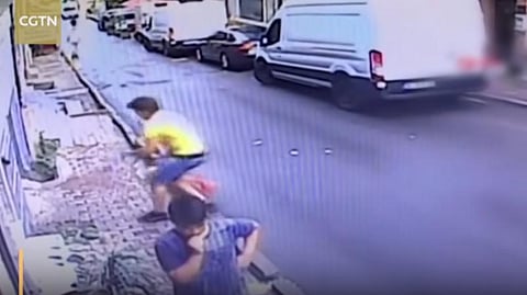 துருக்கியில் மாடியில் இருந்து கீழே விழுந்த சிறுமியை காப்பாற்றிய இளைஞர்: வைரலாகும் வீடியோ