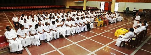 அண்ணா அறிவாலயத்தில் திமுக எம்.எல்.ஏக்கள் கூட்டம் தொடங்கியது