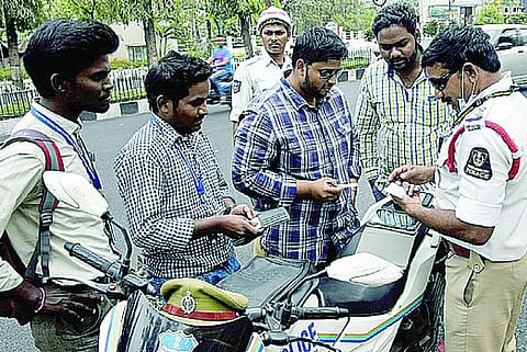 மோட்டார் வாகன சட்ட திருத்தம் மாநில அரசுகளின் உரிமைகளைப் பறிக்குமா?