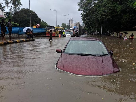மும்பையில் இரவு முழுவதும் பலத்த மழை: தாழ்வான பகுதிகளில் தண்ணீர் சூழ்ந்தது