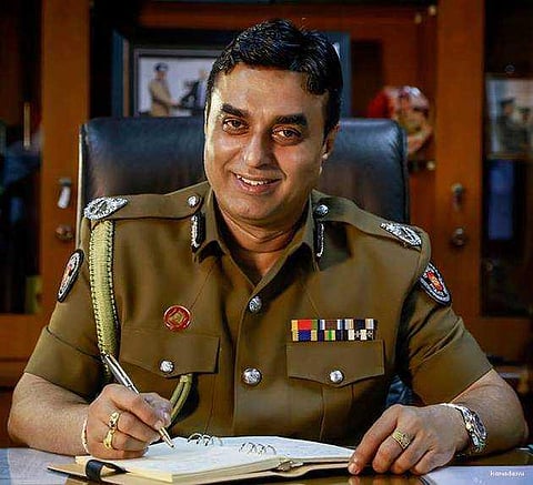 இலங்கை குண்டுவெடிப்பு வழக்கு முன்னாள் பாதுகாப்புச் செயலாளர், காவல் துறை தலைவர் கைது