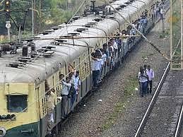 சென்னையில் பராமரிப்பு பணிக்காக புறநகர் ரயில் சேவை குறைப்பு: பயணிகள் கடும் அவதி