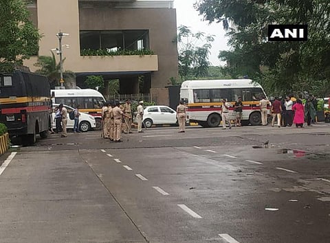மும்பை ஓட்டலில் காங்கிரஸ், மதசார்பற்ற ஜனதாதள எம்எல்ஏக்கள்: கர்நாடக அரசியலில் தொடரும் பரபரப்பு