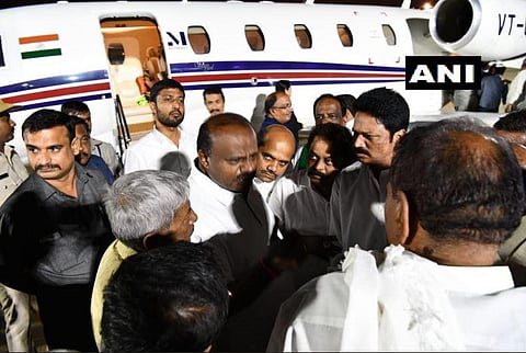 கர்நாடகாவில் தொடரும் அரசியல் நெருக்கடி: அமெரிக்காவில் இருந்து திரும்பினார் குமாரசாமி; நிர்வாகிகளுடன் ஆலோசனை