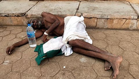 ஊழியர்கள் மோசமாக நடத்தியதால் தேனி மருத்துவக்கல்லூரி வார்டைவிட்டு வெளியேறிய ஆதரவற்ற முதியவர்: திறந்தவெளியில் கிடந்த பரிதாபம்