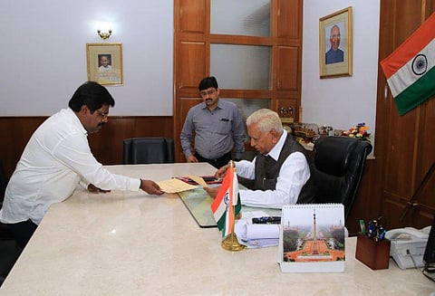 பாஜகவுக்கு ஆதரவாக அமைச்சர் பதவியில் இருந்து சுயேச்சை எம்எல்ஏ விலகல்: கர்நாடகாவில் ஆளும் கூட்டணி பெரும்பான்மை இழந்தது