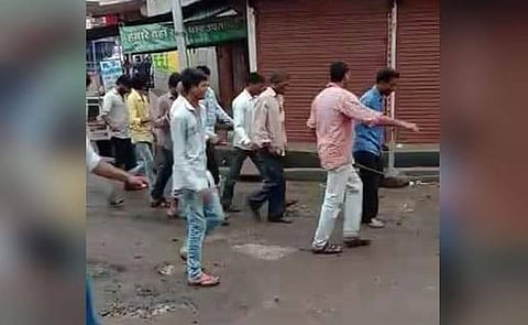 மத்தியப்பிரதேசத்தில் பசு கடத்தலில் ஈடுபட்டதாக 24 பேரை சங்கிலியில் பிணைத்து கோமாதாவுக்கு ஜே என சொல்லவைத்த கும்பல்