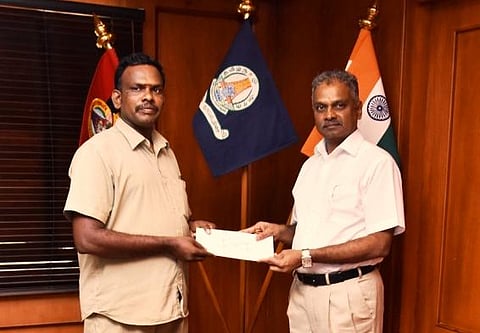 பயணி தவறவிட்ட 15 சவரன் நகை ‘பை’; நேர்மையாக ஒப்படைத்த ஆட்டோ ஓட்டுநர்: காவல் ஆணையர் வெகுமதி அளித்து பாராட்டு