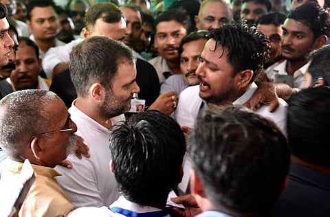தோல்விக்கு பிறகு முதன்முறையாக அமேதி சென்ற ராகுல் காந்தி: பேச முடியாமல் கதறி அழுத தொண்டர்கள்