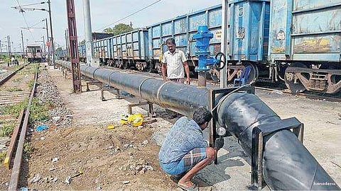 ஜோலார்பேட்டையில் இருந்து சென்னைக்கு ரயில் மூலம் குடிநீர் சோதனை ஓட்டத்தின்போது குழாயில் உடைப்பு