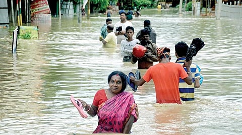 திரிபுரா மாநிலத்தில் கனமழை பெய்து வருவதால் அங்குள்ள பல்வேறு பகுதிகளில் வெள்ளம் ஏற்பட்டுள்ளது. இந்நிலையில், தலைநகர் அகர்தலாவில் வெள்ளம் சூழ்ந்த ஒரு பகுதியிலிருந்து நேற்று வெளியேறும் மக்கள். படம்: பிடிஐ