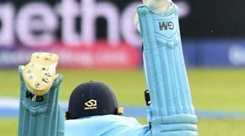 பென் ஸ்டோக்ஸ் மட்டையில் பட்டு பந்து பவுண்டரிக்கு பறந்தது. | ஏ.எப்.பி.