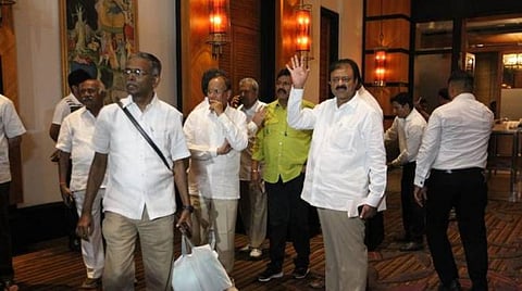 கர்நாடக அரசியல் சிக்கல்; அதிருப்தி எம்எல்ஏக்கள் தொடர்ந்த வழக்கு; உச்ச நீதிமன்றம் நாளை தீர்ப்பு