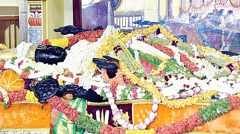 வரதராஜ பெருமாள் கோயிலில் அத்திவரதர் விழாவின் 16-ம் நாளில் இளஞ்சிவப்பு நிறப் பட்டாடையில் காட்சி அளித்த அத்திவரதர் | படம்: இரா.ஜெயபிரகாஷ்