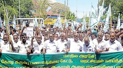 கரும்பு ஆலைகள் பாக்கி வைத்துள்ள ரூ.1,836 கோடியை பெற்றுத்தர வலியுறுத்தியும், வறட்சியில் காய்ந்த கரும்புக்கு உரிய இழப்பீடு தரக் கோரியும் தமிழ்நாடு கரும்பு விவசாயிகள் சங்கம் சார்பில் சென்னை சேப்பாக்கம் விருந்தினர் மாளிகை அருகே நேற்று நடைபெற்ற காத்திருப்பு போராட்டம் | படம்: பு.க.பிரவீன்