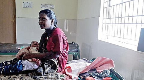 அரசக் குழி ஆரம்ப சுகாதார நிலையத்தில் அண்மையில் பிரசவம் நட ந்த பெண், குழந்தையுடன் உள்ளார். படம்: ந.முருகவேல்