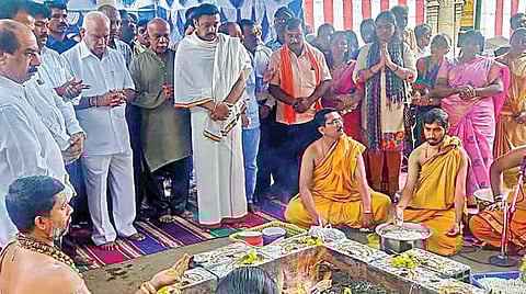 கர்நாடகாவில் காங்கிரஸ் எம்எல்ஏ-க்கள் சிலர் பதவி விலகி உள்ளதால் முதல்வர் குமாரசாமி தலைமையிலான அரசுக்கு நெருக்கடி ஏற்பட்டுள்ளது. இதனிடையே தான் முதல்வராக வேண்டி, பெங்களூருவில் உள்ள கவி கங்காதரேஸ்வரர் கோயிலில் பாஜக மாநில தலைவர் எடியூரப்பா நேற்று மஹா ருத்ர ஹோம யாகம் நடத்தினார்.படம்: பிடிஐ