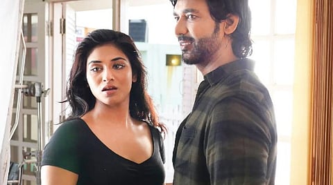 இயக்குநரின் குரல்: தலையைத் திருப்பவே முடியாது!