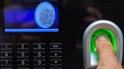 ஆசிரியர்கள் வருகைப்பதிவு பயோமெட்ரிக் இயந்திரத்தில் இந்தி திணிப்பு: தமிழ்நாடு ஆசிரியர் சங்கம் கண்டனம்