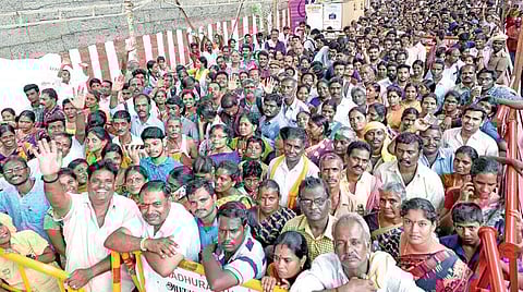 அத்திவரதரை தரிசிக்க நீண்ட வரிசையில் 3 மணி நேரத்துக்கும் மேலாக காத்திருந்த பக்தர்கள். படங்கள்: எம்.முத்துகணேஷ்