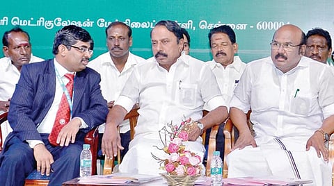 பட்டயக் கணக்காளர் (சிஏ) படிப்பு குறித்த விழிப்புணர்வு கருத்தரங்கம் சென்னை சாந்தோம் ரோசரி மெட்ரிகுலேஷன் பள்ளியில் நேற்று நடைபெற்றது. இந்நிகழ்ச்சியில் ஐசிஏஐ கேரியர் கவுன்சலிங் கமிட்டி தலைவர் சி.எ.கே.ஜலபதி, அமைச்சர்கள் ஜெயக்குமார், செங்கோட்டையன், பள்ளிக்கல்வித் துறை இயக்குநர் ச.கண்ணப்பன், ஆர்.நடராஜ் எம்எல்ஏ மற்றும் அதிகாரிகள் பங்கேற்றனர்.படம்: க.ஸ்ரீபரத்