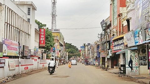 மயிலாடுதுறையை தனி மாவட்டமாக அறிவிக்க வலியுறுத்தி நாகை மாவட்டம் மயிலாடுதுறையில் நேற்று கடையடைப்பு போராட்டம் நடைபெற்றதால் வெறிச்சோடி யிருந்த கச்சேரி சாலை.