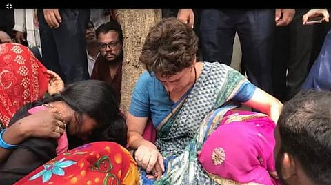 சோன்பத்ரா நிலத் தகராறில் சுட்டுக் கொல்லப்பட்டவர்கள் உறவினர்களை சந்தித்தார் பிரியங்கா 