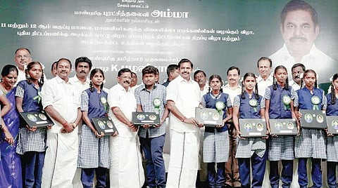 சேலம் மாவட்டம் எடப்பாடியில் நடைபெற்ற அரசு விழாவில் அரசுப் பள்ளி மாணவ, மாணவிகளுக்கு விலையில்லா மடிக்கணினியை வழங்குகிறார் முதல்வர் பழனிசாமி. படம்: எஸ்.குரு பிரசாத்