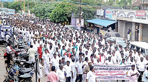 காவிரி டெல்டா மாவட்டங்களில் அறிவிக்கப்பட்டுள்ள ஹைட்ரோ கார்பன் திட்டத்தை ரத்து செய்யக் கோரி நாகை மாவட்ட ஆட்சியர் அலுவலகத்தில் மனு கொடுப்பதற்காக நேற்று பேரணியாகச் சென்ற பல்வேறு விவசாய அமைப்புகள், அரசியல் கட்சிகளைச் சேர்ந்தவர்கள்.