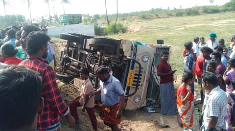 திண்டுக்கல்லில் பள்ளி வேன் கவிழ்ந்து விபத்து: 20 குழந்தைகள் காயம்