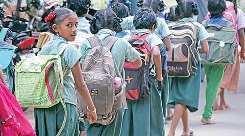 நடப்பு ஆண்டில் அரசுப் பள்ளிகளில் மாணவர் சேர்க்கை எண்ணிக்கை 1.70 லட்சம் உயர்வு; தனியார் பள்ளிகளில் 2 லட்சம் வரை குறைந்துள்ளதாக கல்வித்துறை அதிகாரிகள் தகவல்