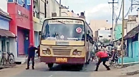 பிரேக் செயல் இழந்த பஸ்ஸை கல்லை போட்டு நிறுத்தும் இளைஞர்கள்.