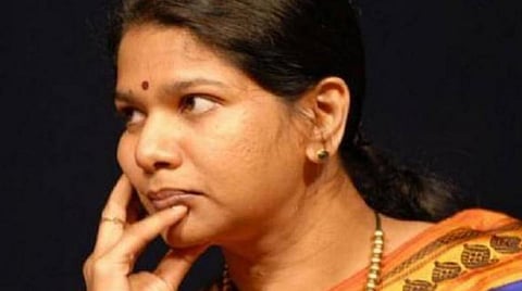 முத்தலாக் விவகாரத்தில், உச்ச நீதிமன்றத்தின் உத்தரவைப் பின்பற்றுவதாகக் கூறும்போது, சபரிமலை விவகாரத்தில் பின்பற்றாதது ஏன்?- கனிமொழி கேள்வி