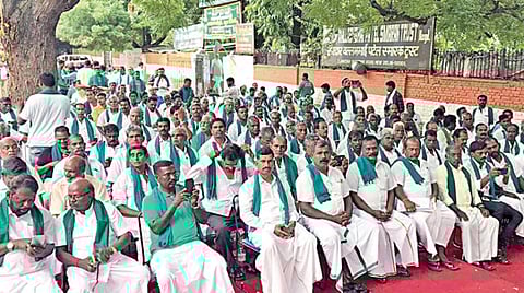 ஹைட்ரோகார்பன் திட்டத்துக்கு எதிர்ப்பு தெரிவித்து டெல்லி ஜந்தர் மந்தரில் தமிழக காவிரி விவசாயிகள் சங்கம் சார்பில் நேற்று நடைபெற்ற உண்ணாவிரதப் போராட்டத்தில் பங்கேற்ற விவசாயிகளில் ஒருபகுதியினர்.