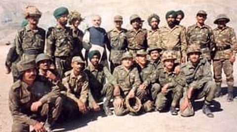 கார்கில் போரின் போது பிரதமர் மோடி, காரில் போர்களத்தில் வீரர்களுடன் எடுத்த புகைப்படத்தை வெளியிட்டுள்ளார் : படம் உதவி ட்விட்டர்