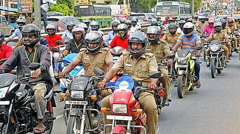 இருசக்கர வாகனங்களை இயக்கும் போலீஸ்; தலைக்கவசம் அணியாவிட்டால் வழக்கு: கண்காணிக்க அதிகாரிகளுக்கு அறிவுறுத்தல்
