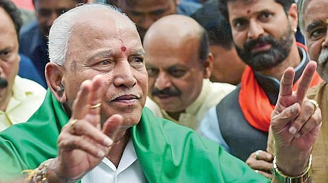 கர்நாடக முதல்வராக பதவியேற்ற மகிழ்ச்சியில் எடியூரப்பா.படம்: பிடிஐ