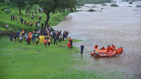 மும்பையில் வெள்ளத்தில் சிக்கிய எக்ஸ்பிரஸ் ரயில்: பயணிகள் அனைவரும் பத்திரமாக மீட்பு