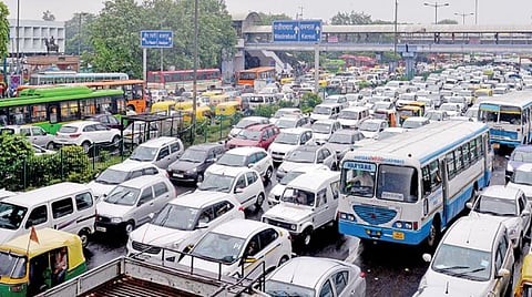 பெட்ரோல், டீசலில் இயங்கும் ﻿ ﻿கார், பைக் பதிவு கட்டணம் பல மடங்கு உயருகிறது﻿: மின்சார வாகனங்களை ஊக்குவிக்க மத்திய அரசு திட்டம்﻿