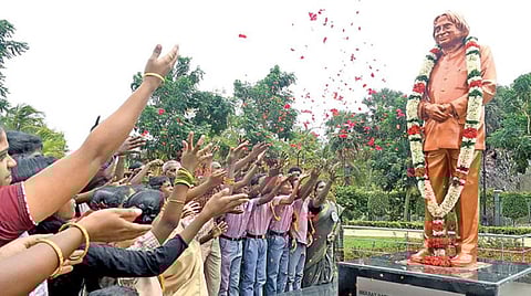 பேக்கரும்பில் உள்ள கலாம் நினைவிடத்தில் உள்ள அவரது உருவச் சிலைக்கு மலர் தூவி அஞ்சலி செலுத்திய பள்ளி மாணவ, மாணவியர். படம்: எல். பாலச்சந்தர்