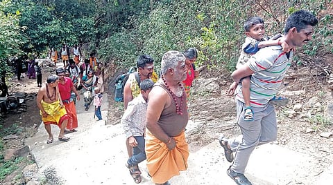 சதுரகிரி மலைக்குச் செல்லும் பக்தர்கள்.