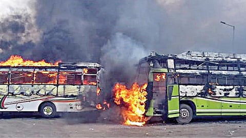 சென்னை கோயம்பேடு ஆம்னி பேருந்து நிலையத்தில் ஏற்பட்ட தீ விபத்தில் கொழுந்துவிட்டு எரியும் பேருந்துகள்.