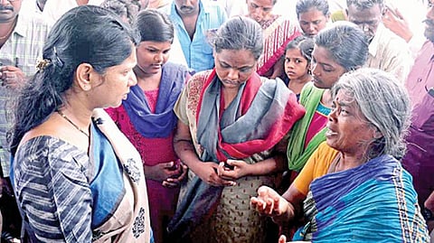 உமாமகேஸ்வரியுடன் கொலை செய்யப்பட்ட அவரது பணிப்பெண் மாரியின் வீட்டுக்குச் சென்ற கனிமொழி, அவரது தாயார் வசந்தா மற்றும் மகள்களுக்கு ஆறுதல் கூறினார். படம்: மு.லெட்சுமி அருண்